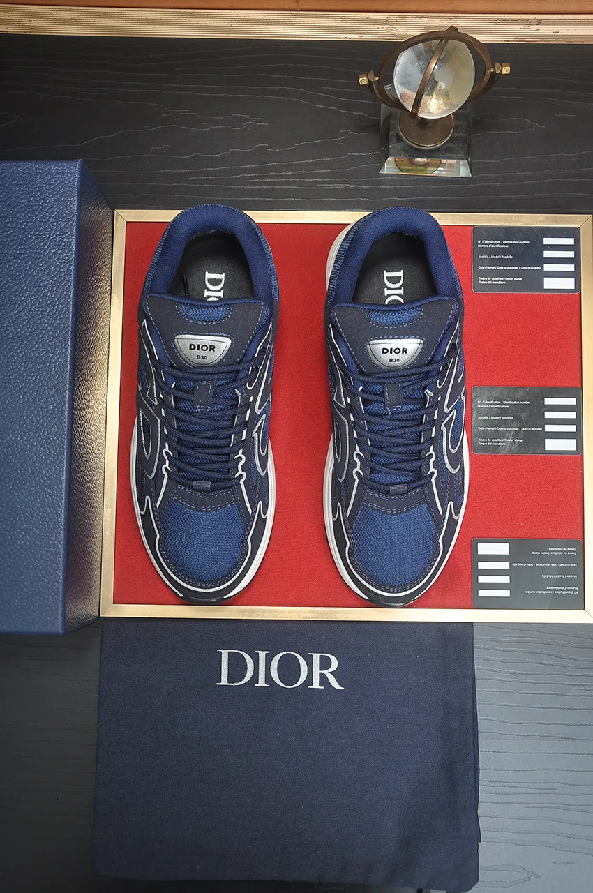 Men's men's shoes 💰: 500💶 (top original order) Brand: Dior (Dior) Standard code: Men's code 38-44 (45 customized) Grade: Same as the official website Material: Top original cowhide spliced ​​together Original wear-resistant and lightweight outsole Style category: Fashionable casual shoes Distinguished luxury brand elements top luxury Color: Actual picture color